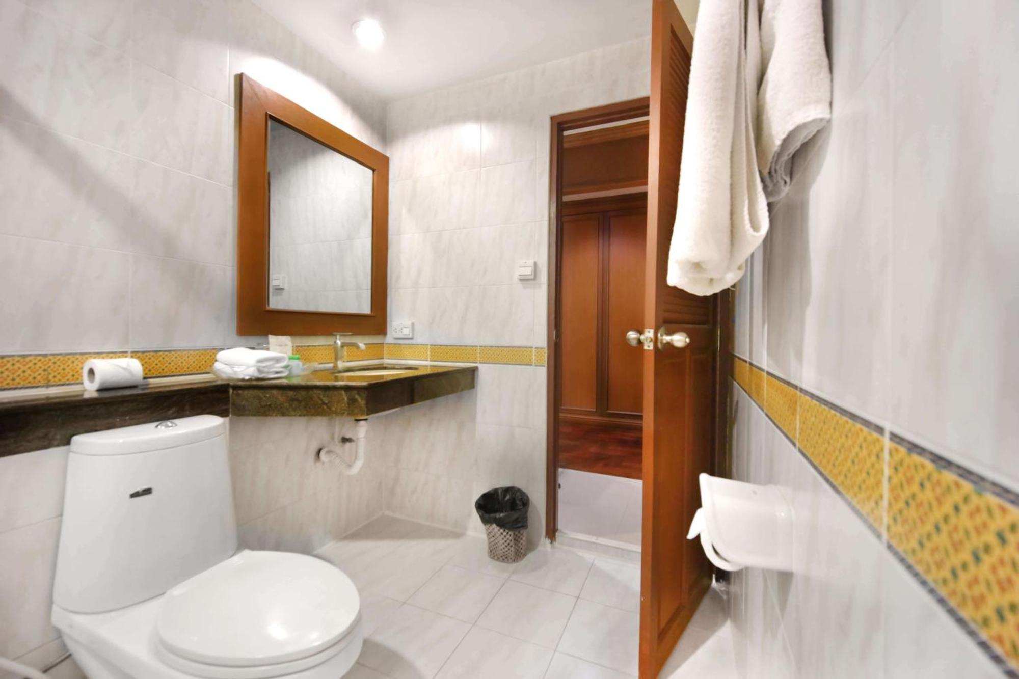 Studio Suite By Royal Ivory Nana Bangkok Ngoại thất bức ảnh